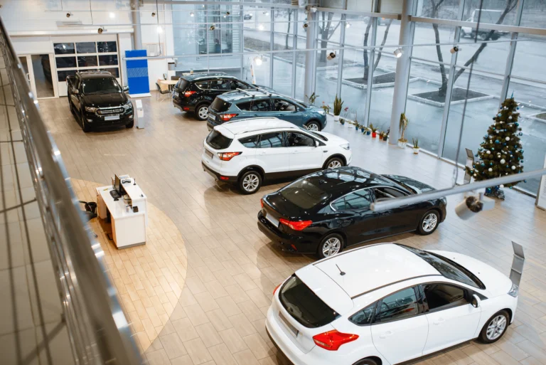 concessionnaire-automobile-presentation-automobile-vue-de-dessus-personne-nouvelle-salle-d-expositio